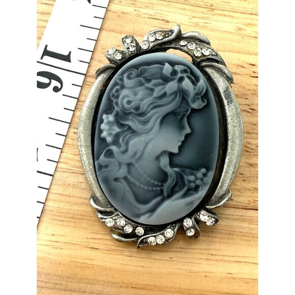 Gray Cameo Brooch With Rhinestone Accents & Antique Silver Tone Frame - Picture 1 of 6